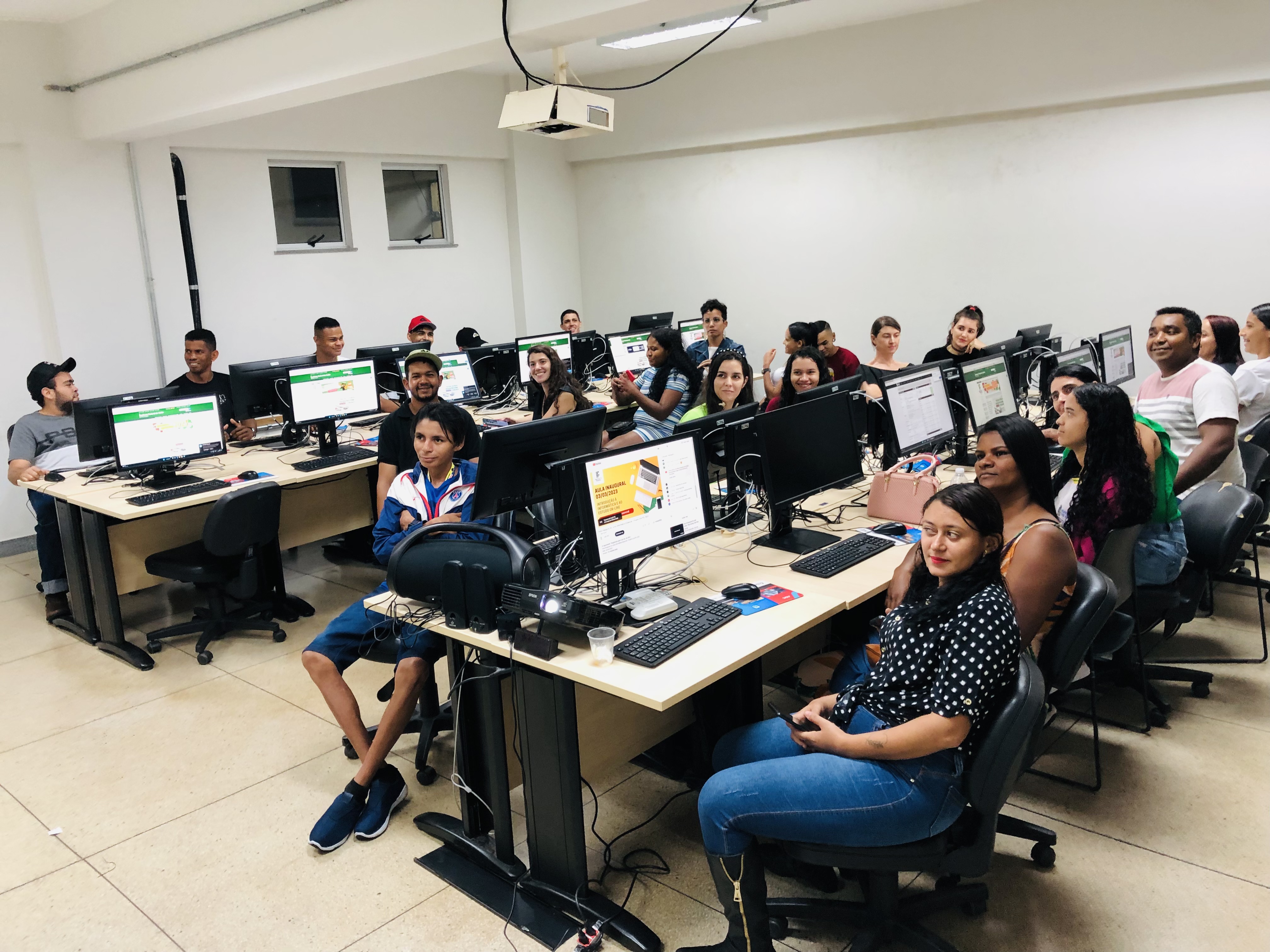 Estudantes da EJA no laboratório de informática do IFG para aula inaugural